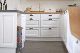 Skandinavische Landhauskuche Ideen Bilder Tipps Fur Die Planung Und Umsetzung Kuchenfinder Kuchenschrank Kochfeldabzug Schrank