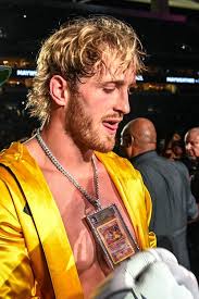 Logan Paul salió a combatir contra Mayweather con una cadena de Charizard  que vale una pasta