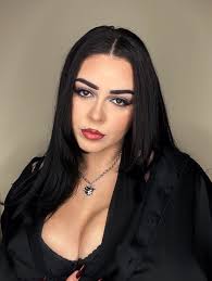 A Smokey dark feminine makeup look and a fresh chop to enter  2026❤️🖤💇🏻‍♀️ . HAPPY NEW YEAR 🎆 wishing everyone an amazing 2026 🥰 . .  #darkfemininmakeup #makeup #mua #smokeyeyemakeup #wingeyeliner