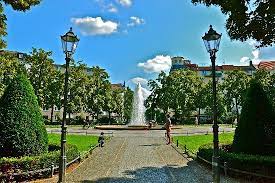 Im laufe der jahre wurden die wohnungen größtenteils modernisiert und saniert. Viktoria Luise Platz 3 Picture Of Viktoria Luise Platz Berlin Tripadvisor
