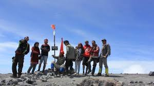 Puluhan warga mengungsi nah sob, erupsi. Gunung Semeru Meletus Jejak Langkah Pendakian Ke Puncak Mahameru Dan Mengenang Kematian Soe Hok Gie Surya