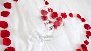 Coloque dos pétalos de rosa en un plato y vierta el risotto. Aniversarios Romanticos Con Flores Ideas Para Sorprender A Tu Pareja Vanityflor