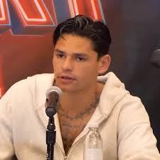 Why won't he fight him?" ❌ Mexican legend Julio Cesar Chavez talks Canelo  vs Terence Crawford, Canelo vs Benavidez and his son's chances against  Jake...