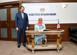 Ali hamsa kepada ketua setiausaha negara yang baharu ybhg. Kunjungan Hormat Ybhg Datuk Ir Dr Siti Hamisah Binti Tapsir Ketua Setiausaha Kementerian Sains Teknologi Dan Inovasi Mosti Ke Atas Ybhg Datuk Seri Mohd Zuki Ali Ketua Setiausaha Negara Kementerian Sains