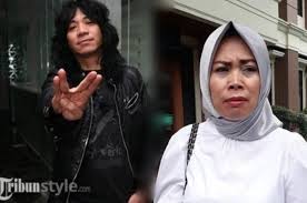 Band satu ini memang memiliki fans yang luar biasa di indonesia baik dari kalangan muda sampai yang tua. Abdee Slank Terpaksa Ceraikan Istri Pertama Demi Istri Muda