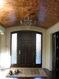 Hall De Entrada Con Un Techo De Canon Y Un Acabado De Hoja De Cobre House Design Plaster Ceiling Interior Inspiration