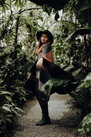 Urban Jungle Fever Portrait Shooting Mit Bianca Sara Kurig Social Media Marketing Photography Portr In 2020 Fotografie Frauenposen Fotoposen Urbane Fotografie