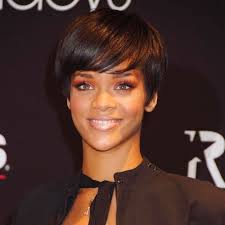 Humidifiez la partie supérieure de la tête de l'homme et coiffez les cheveux vers l'avant. La Coupe Courte Effet Bol De Rihanna Coiffure Cheveux Cours Cheveux Masculins Coiffure Rihanna