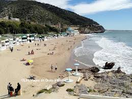 Habíamos estado muchas veces en la cúpula y quisimos probar el chiringuito del garraf contiguo, pues las terrazas y las vistas al mar son impresionantes y el lugar resulta también encantador y muy romántico por la. Playa Del Garraf En Barcelona De Las Mas Bonitas