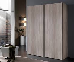 Tra i prodotti d'arredo della collezione leader, c'è l'armadio a 2 ante scorrevoli a specchio, che comprende 2 ripiani e 4 tubi appendiabiti, ed è disponibile anche nella versione con ante battenti.le superfici lucide conferiscono a questo armadio raffinatezza e attenzione al dettaglio. Vendita Mobili Online Armadio Scorrevole Due Ante Olmo Offerte Webarredamenti
