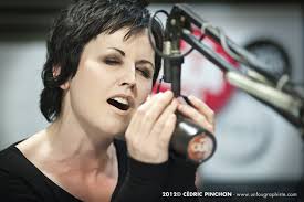 Dolores o'riordan, la chanteuse star du groupe des cranberries, avait été retrouvée sans vie dans sa chambre d'hôtel hilton park, à londres, le 15 janvier un rapport final établi par un docteur, adam combe fait état que dolores o'riordan serait morte noyée en conséquence d'une alcoolisation. Dolores O Riordan La Chanteuse De The Cranberries Est Decedee Oui Fm