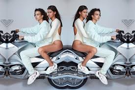 Kanye west stepped out with a comfortable ensemble, wearing some unreleased shoes after a big collaboration with joel osteen was he also wore black champion shorts along with his yeezy crocs, a.k.a. Crocs Futurista Kanye West Apresenta Novo Sapato Da Linha Yeezy