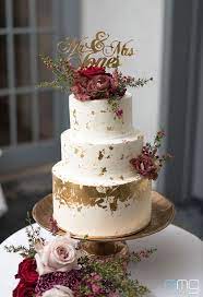 Elegant 3 Tier Wedding Cake With Gold Details And Red Roses Wedding Cake Weddingcake Desserts L Wedding Cake Red Burgundy Wedding Cake Gold Wedding Cake