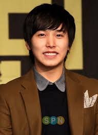 김사은 측에서는 부인했지만 성민 본인이 직접 공식 홈페이지에 글을 올리면서 못을 박았다. ì„±ë¯¼ ìµœìˆ˜ì¢… ì´¬ì˜ìž¥ì—ì„œ ì• êµ ìž'ë ¬ í­ë¡œ