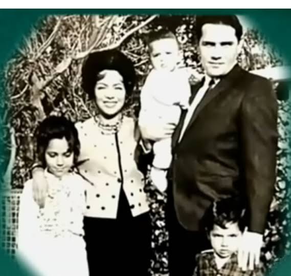 Quién fue el esposo de María Victoria, al que ella permaneció fiel sin  volver a casarse incluso 50 años después de su muerte?