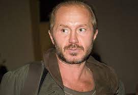 Panin was rocketed to fame by the hit television detective show kamenskaya. in 2000, he had lead roles in both valery akhadov's don't offend the women and pavel lugin's wedding, as well as alexander atanesyan's action thriller 24 hours. he won the best actor prize at the golden ram film festival for his part in wedding. Andrej Panin Aktyor Rezhissyor Prodyuser Biografiya Rossijskie Aktyory Kino Teatr Ru