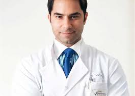 طبيب برازيلي، وهو من البلوجر المعروفين في البرازيل. Le50 13ywc3f5m