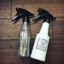 モノトーン派の大本命 セリア スプレーボトル でキッチンを白く美しく macaroni スプレーボトル ボトル セリア インテリア モノトーン