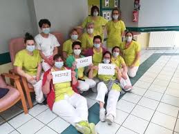 La dimension relationnelle des soins est tout aussi importante que leur efficacité. Plestin Coronavirus Le Quotidien D Une Aide Soignante A L Ehpad Le Tregor