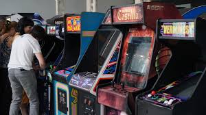 Los mejores juegos de juegos de los anos 80 100 gratis estan en juegosdiarioscom. Visitamos El Museo Del Videojuego Arcade De Ibi La Eterna Juventud Se Consigue Jugando Con 300 Maquinas Arcade Pinballs Y Retroconsolas