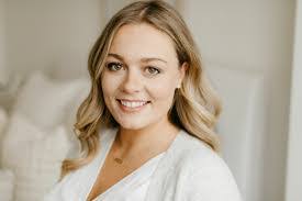 Margo Simons's Instagram, Twitter & Facebook