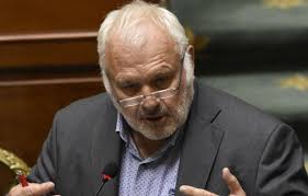 Ons ergerlijk eliootje beleeft een memorabele les lichaamsopvoeding. Jean Marie Dedecker Mengt In Zich Debat Over Zwarte Piet Ga Daar Maar Klagen Dat Waren De Grootste Slavenhandelaars Niet Wij Redactie24