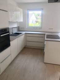 Küche magnolia hochglanz mit grauer arbeitsplatte schlafzimmer tapeten design. Kuche Weiss Glas Nobilia Hochglanz Arbeitsplatte Betonoptik Fliesen H Arbeitsplatte Betonoptik Kuche Beton Kuche Holzboden