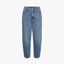 Cruel women's jeans you love the look of classic western style, but you also want the flattering fit of a great pair of modern women's jeans. 11 Best Baggy Loose Fitting Jeans For Women In 2021 Vogue