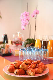 Pause Matin Composee De Cafe The Jus De Fruits Viennoiseries Fruits Frais Food Breakfast Cereal