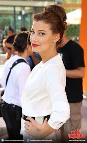 She is not dating anyone currently. Bild Zu Mujde Uzman Hadi Insallah Bild Mujde Uzman Filmstarts De