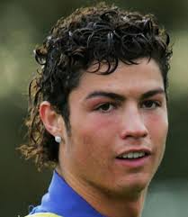 Ronaldo ve 2002 dünya kupası denince gözlerimizin önüne, golleri ve performansı kadar bir de saç kesimi gelir… öte yandan, ronaldo'yu izlemiş dünyanın dört bir yanındaki sayısız futbol sevdalısı, saç kesimini en kötüler arasına yazan otoritelerle aynı fikirde olmadılar. Ronaldo Uzun Sac Modelleri Ronaldo Cristiano Ronaldo Uzun Sac Modelleri