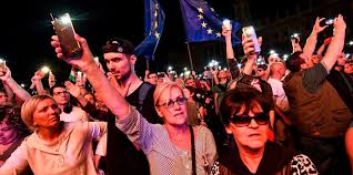 Ungarn liegt in der europäischen union hinter malta auf platz zwei beim impfen gegen das coronavirus. Demonstration In Ungarn Gegen Orban Zehntausende Fur Mehr Demokratie Taz De