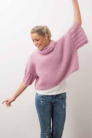 The fall always gets me giddy about cozy, warm knits (like this gorgeous sweater from annette of lebenslustiger.com above). Free Knitting Pattern For An Oversized Cropped Sweater Knitting Bee