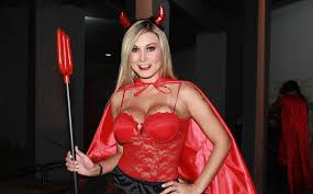 Andressa urach antes e depois da igreja. Andressa Urach Diz Que Igreja Universal Guiou Sua Alma Ao Inferno Mais Goias