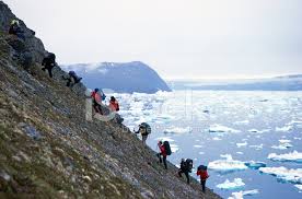 Kalaallit nunaat kala ː ɬit nuna ː t ) es un autónomo país dentro del reino de dinamarca , situada entre el ártico y el océano atlántico , al este del archipiélago ártico. Grupo De Personas Trekking En Groenlandia Fotografias De Stock Freeimages Com
