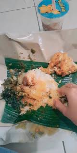Nasi padang biasanya dilengkapi dengan sayur daun. Nasi Padang