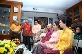 Tidak seperti jaman sekarang, dimana muda dan mudi umumnya sudah saling kenal, dulu mencari pendamping hidup lebih banyak melibatkan pihak keluarga besar. Inilah 10 Urutan Prosesi Lamaran Yang Lazim Di Indonesia Saat Di Mana Cewek Menjawab Ya Hanya Dengan Diam Saja