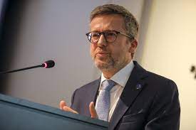 Dans une tribune, pascal lamy et carlos moedas, membres de l'institut jacques delors, regrettent la baisse du budget. Carlos Moedas Defende Reforma Profunda Do Sistema Educativo E Seguranca Social Psd Publico