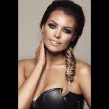 Nicole Fullerton's Instagram, Twitter & Facebook