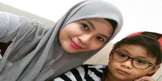 Siti nordiana berjaya membawa pulang wang tunai sebanyak rm100,000, pakej percutian, trofi dan peluang rakaman sebuah single terbaru terbitan astro. Gambar Terbaru Siti Nordiana Dan Anak