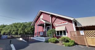 The Train Themed Restaurant In Connecticut That Will Make You Feel Like A Kid Again Connecticut Travel Connecticut New Haven Pizza