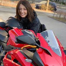 日テレ 久野静香アナのカッコいい素顔が話題 ギャップが素敵な着こなしにも注目 andgirl アンドガール バイカーの女の子 女性向け バイク バイク 女子