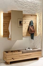 Die garderobe piano wurde vom designer patrick seha für das belgische unternehmen peruse produziert und fungiert nicht nur als praktische aufbewahrung für schals, jacken und taschen. 72 Gardrobe Ideen In 2021 Gardrobe Garderobe Holz Garderoben Eingangsbereich