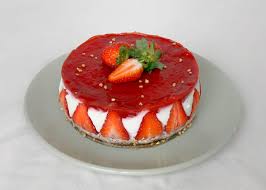 Die erdbeeren waschen, gut trocken tupfen und den blütenansatz entfernen. Erdbeer Quark Torte Ohne Backen Kalorienarm Zuckerfrei