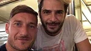 Sep 29, 2020 · totti made over 750 appearances for roma, scoring 300 goals. Francesco Totti Il Selfie Con Marco Bocci E L Ironia Della Rete Ma Cosa Hai Fatto Ai Capelli Corriere It