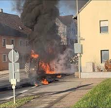 Zeitungsbote wird zum helden und rettet bewohner. Traktor Brennt Feuer Breitet Sich Auf Haus Aus Stimme De