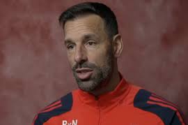 Gareth Barry keen to join Sergio Aguero in signing new Manchester City deal 