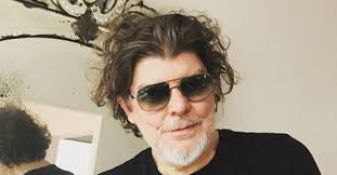 Branco Mello, dos Titãs, anuncia fim de tratamento contra um câncer na  laringe