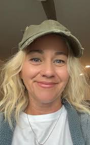 Andrea Raymer's Instagram, Twitter & Facebook