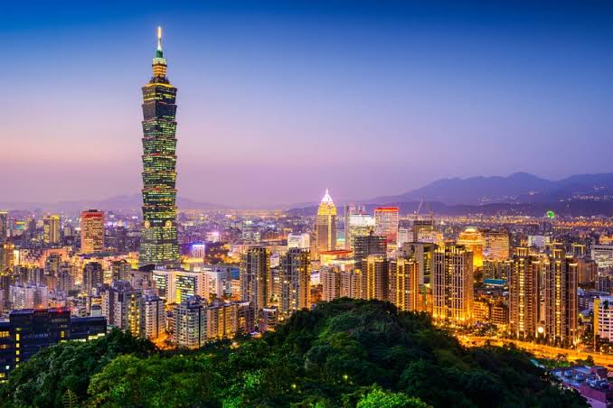 近未来的な高層ビルと自然が調和する都市・台北, AI generated